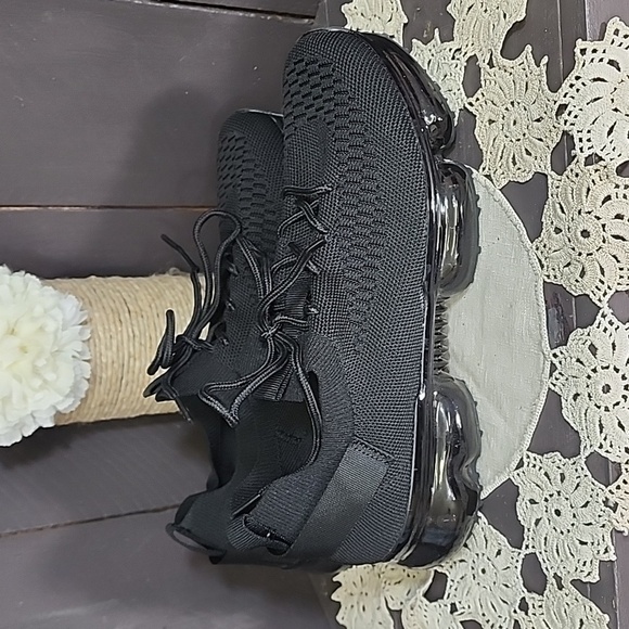 LA Sheelah Black mesh sneaker size 6.5 - Picture 3 of 6